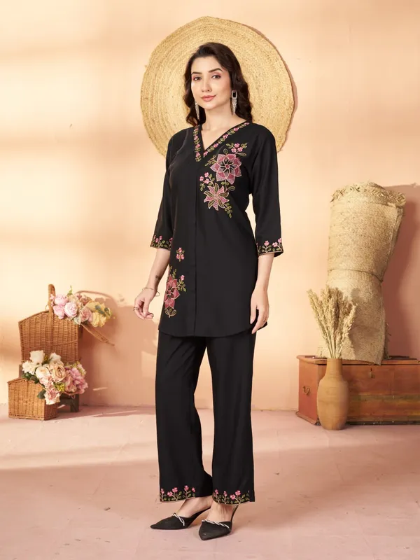 Mishudi_Designer_Floral_Embroidery_Co-Ord_Set