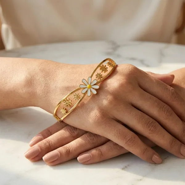 Solene_Gold_Daisy_Bracelet_Default_Title