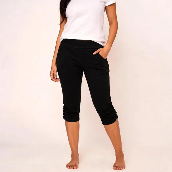 Black_Cotton_Lycra_Ruched_Capri_Leggings_For_Women