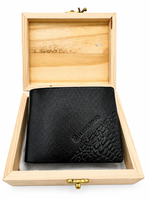 Black_Leather_Crocodile_Textured_Bifold_Wallet_For_Men