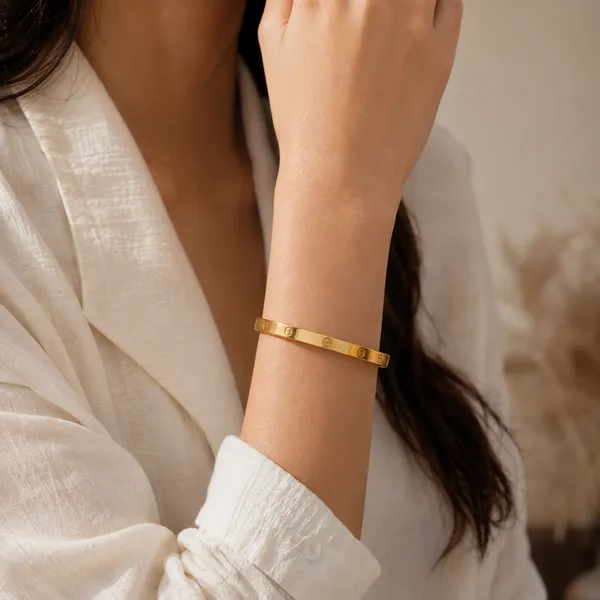 Golden_Stainless_Steel_Screw_Bangle_Bracelet_For_Women