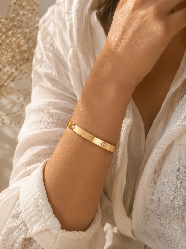 Golden_Stainless_Steel_Clover_Crystal_Bracelet_For_Women