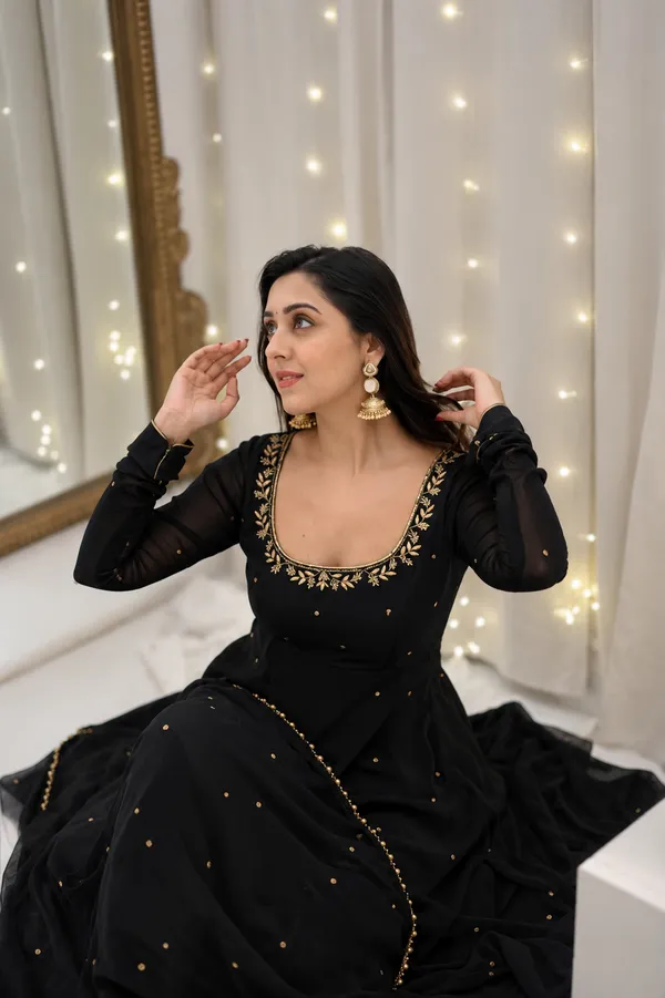 Black_Embroidered_Anarkali_Suit_Set_for_Women
