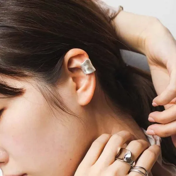 Minimalist_Geometric_Hoop_Silver