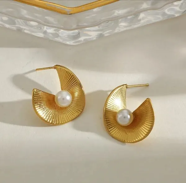 Abstract_Pearl_Stud