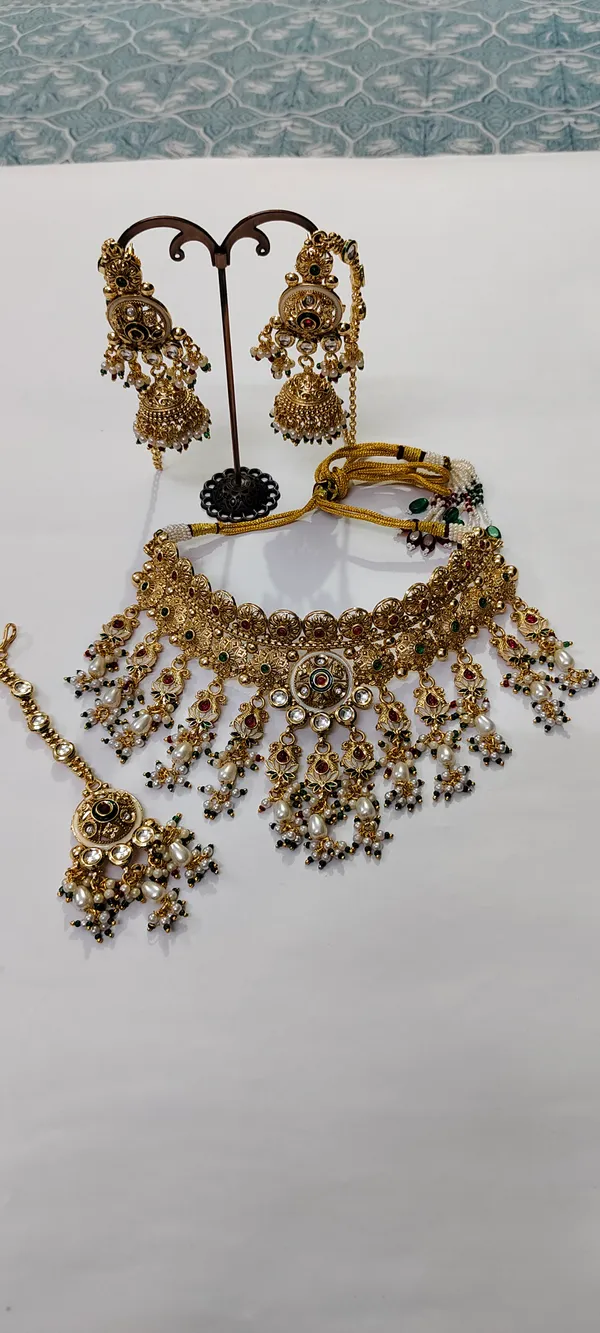 Gold_Toned_Traditional_Bridal_Jewellery_Set_for_Women