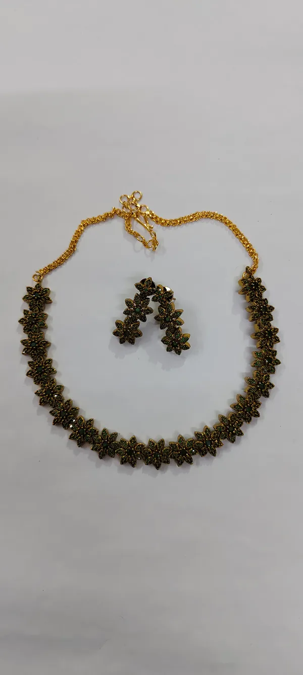 Emerald_Green_Floral_Necklace_and_Earrings_Jewellery_Set
Gold-Tone_Chain,_Matching_Earrings,_Floral_Design,_Green_Stone_Studded,_Statement_Necklace