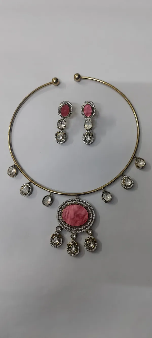 Halsi_style_necklace_with_moissanite_in_pink,_with_AD_and_Kundan._Gold_plating,_matching_earrings