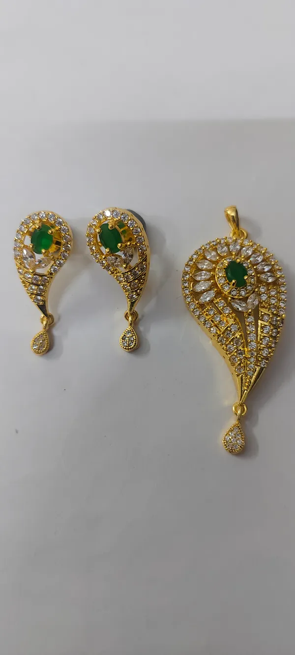 Teardrop_Gold_Tone_AD_Pendant_Set_with_Emerald_Stone
Matching_Earrings_Included,_CZ_Stone_Studded,_Floral_Centre_Design,_Drop_Charm_Detail,_Festive_Jewellery_Set