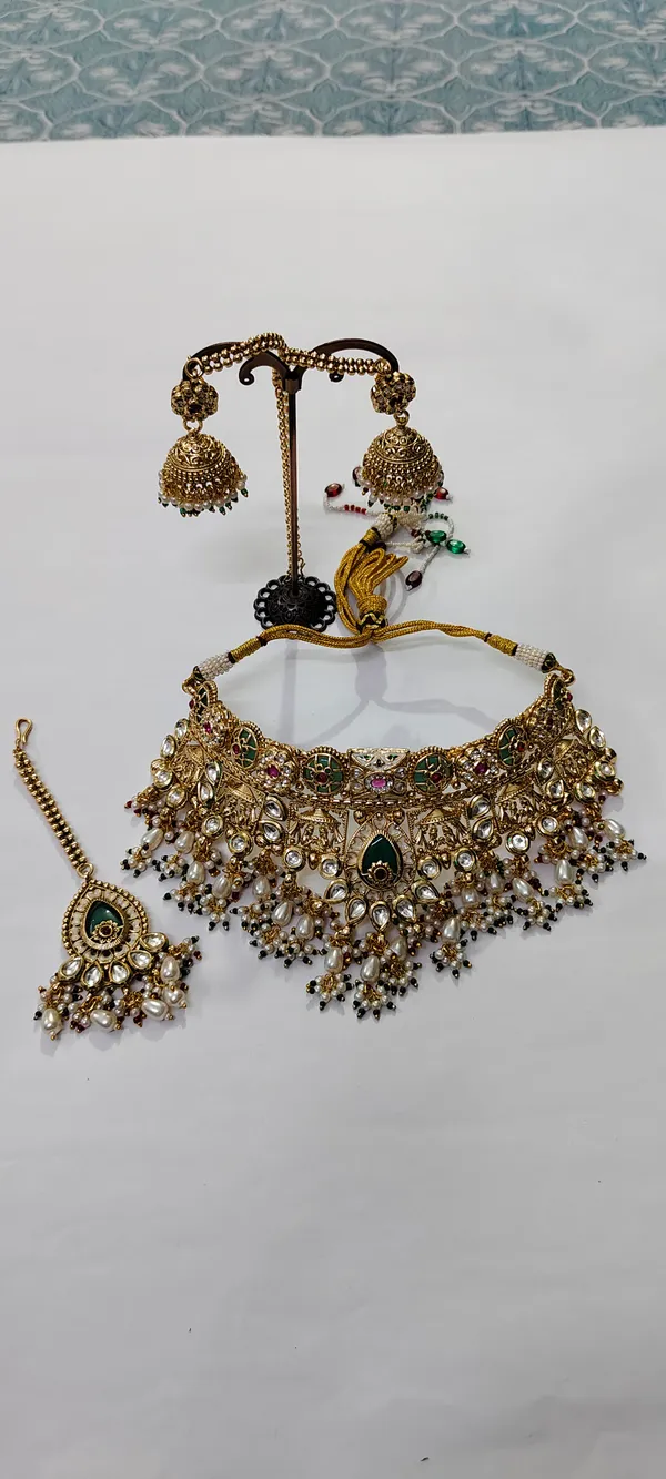Gold_Tone_Kundan_Choker_Jewellery_Set_for_Women