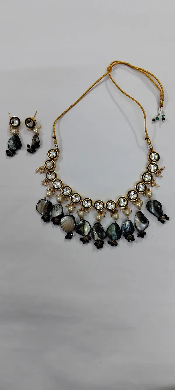 Kundan_Necklace_Set_with_Moissanite_Stones,_Pearl_Hangings,_Shell_Drops,_Traditional_Style