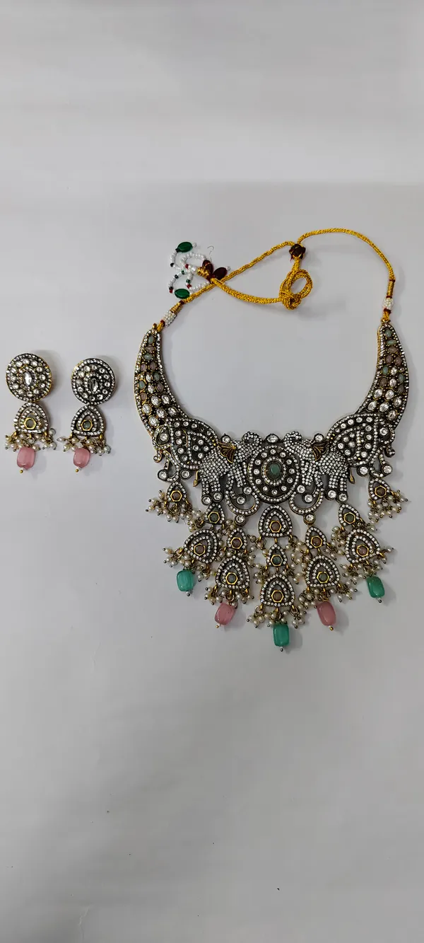 Antiuqe_Gold__Tone_Traditional_Necklace_Set_for_Women