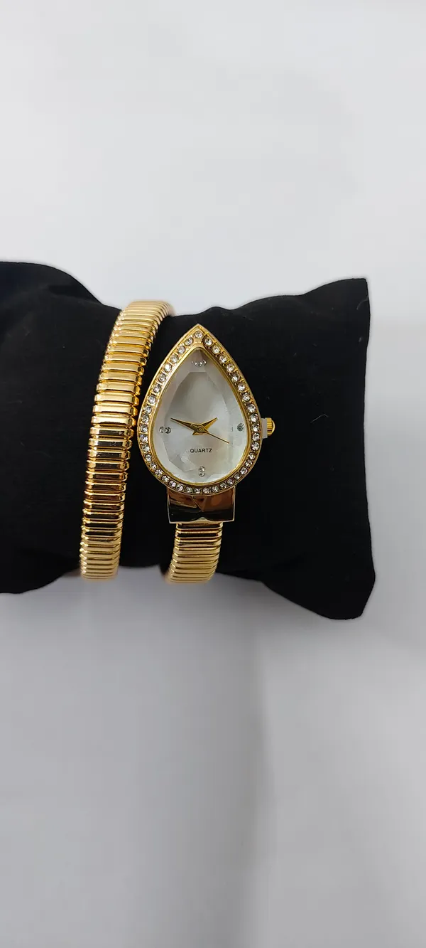 Gold_Tone_Teardrop_Quartz_Watch_for_Women