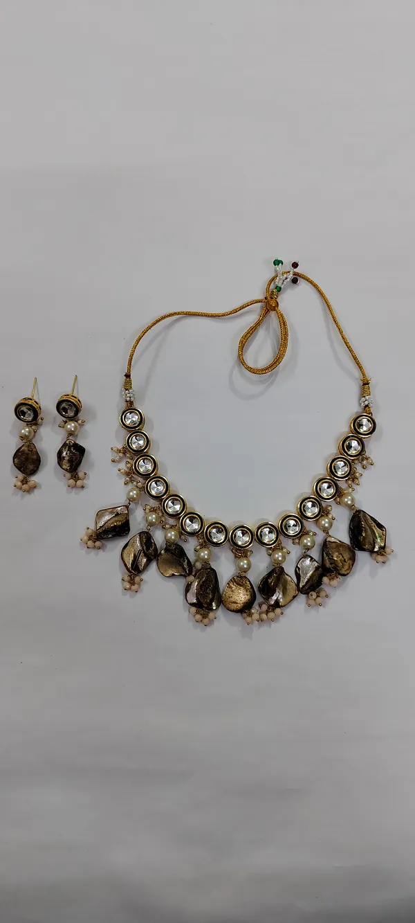 Kundan_Necklace_Set_with_Moissanite_Stones,_Pearl_Hangings,_and_Shell_Drops,_Traditional_Style