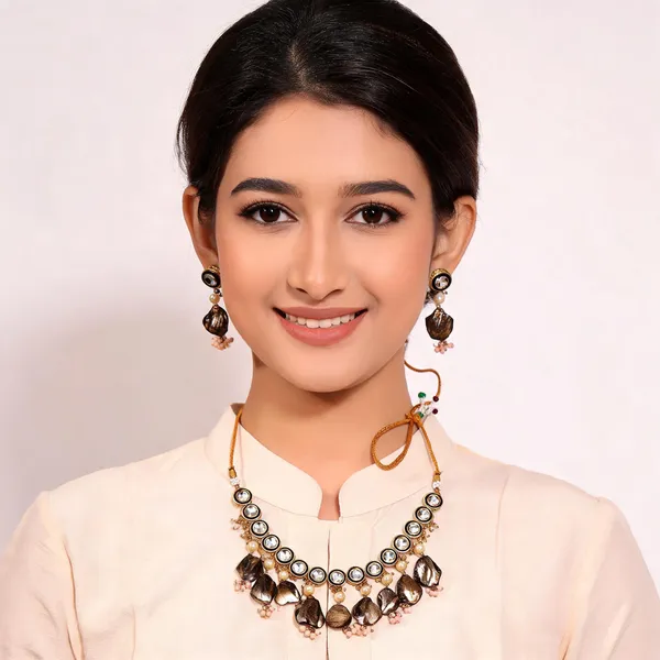 Kundan_Necklace_Set_with_Moissanite_Stones,_Pearl_Hangings,_and_Shell_Drops,_Traditional_Style