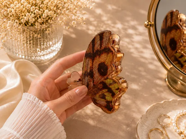 Brown_Tortoiseshell_Claw_Hair_Clip_for_Women