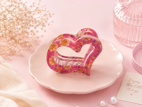 Pink_Acrylic_Heart_Shape_Hair_Claw_Clip_for_Women