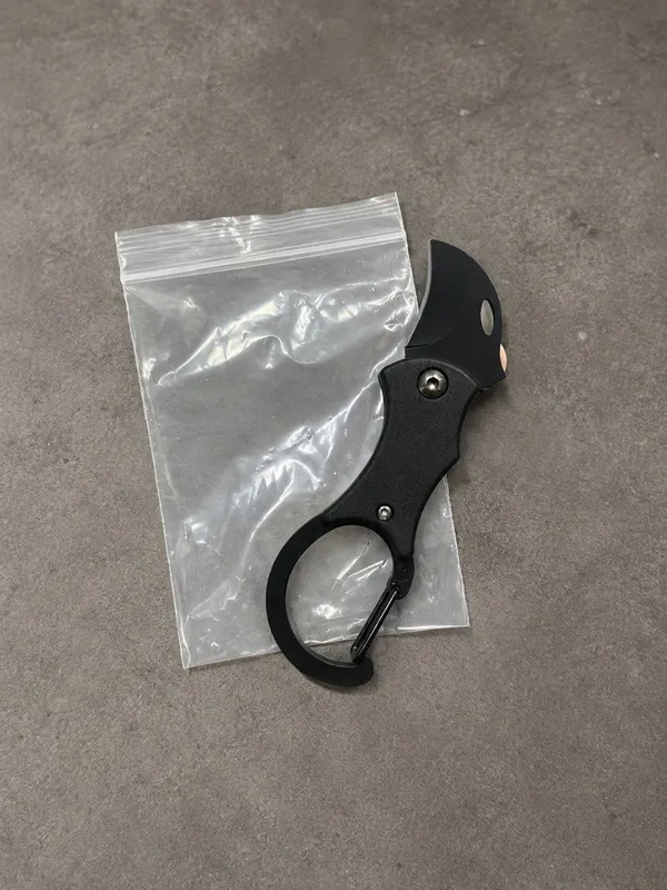 car_keychain_with_knife