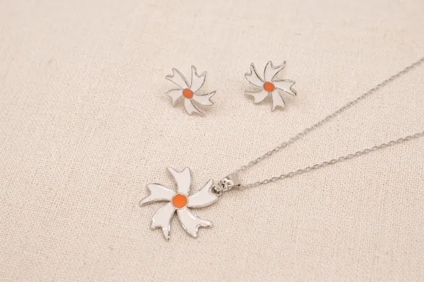 Silver-Tone_Floral_Pendant_Necklace_for_Women