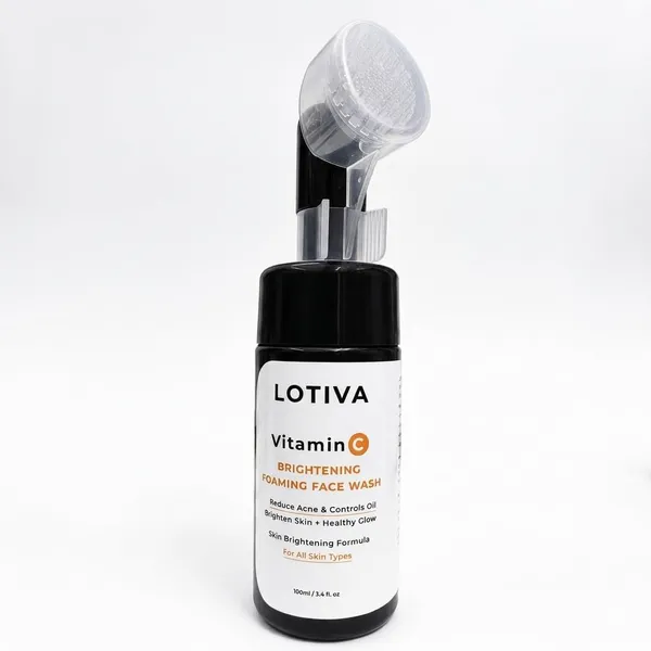 Vitamin_C_Foaming_Face_Wash_With_Silicone_Brush