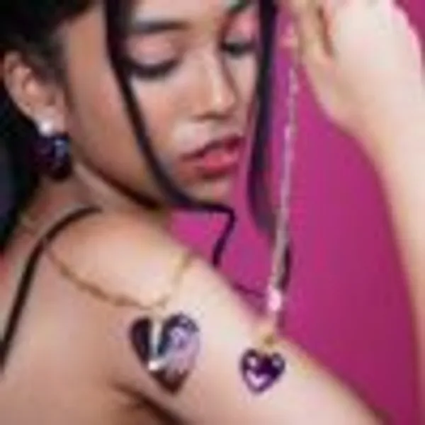 Plunging_Heart_Titanium_In_Classic_Solid_Heart_Pendant_With_Chain