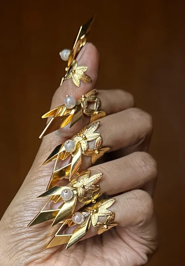 Thornkiss_Nail_Ring
