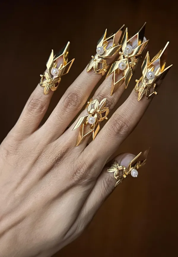 Thornkiss_Nail_Ring