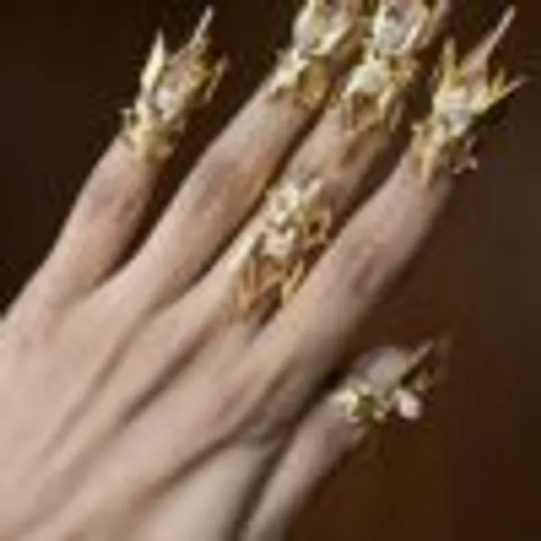Thornkiss_Nail_Ring