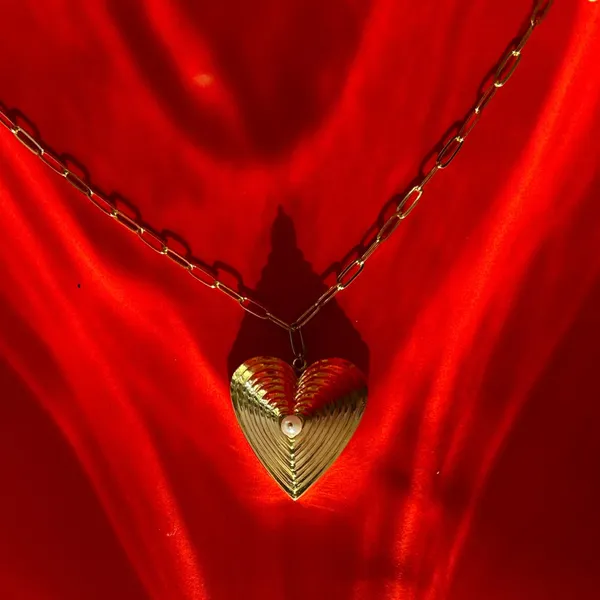Plunging_Heart_Solid_Unisex_Pendant_Photo_Stickable