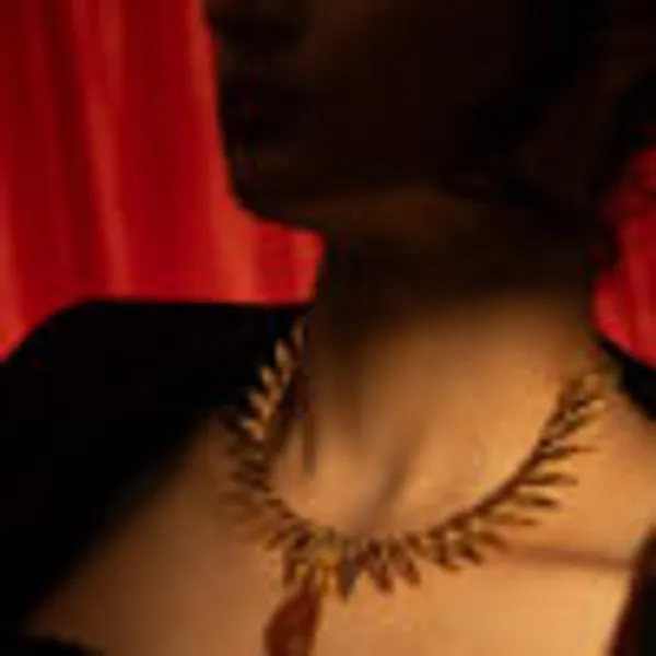 Regal_Gold_Teardrop_Necklace