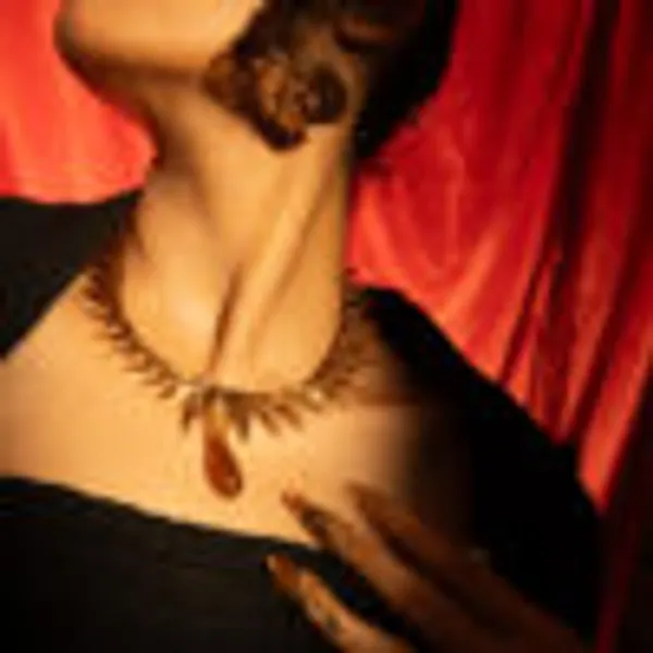 Regal_Gold_Teardrop_Necklace