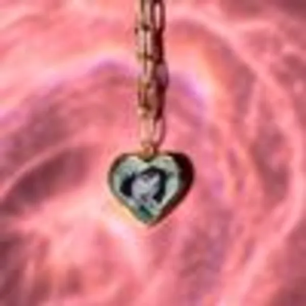 Classic_Solid_Heart_Pendant_Photo_Stickable