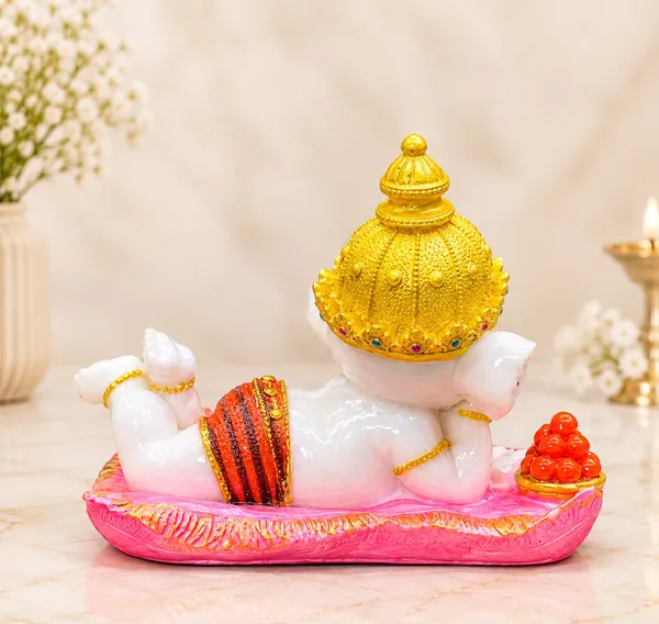 BAL_GANESH_WITH_LADOO