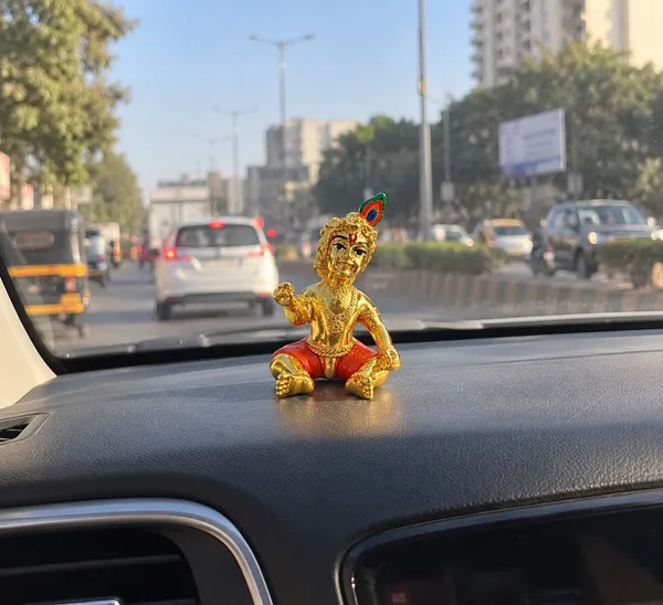 Gold-Plated_Bal_Krishna_Idol_with_Peacock_Feather_–_Divine_Car_Dashboard_&_Décor