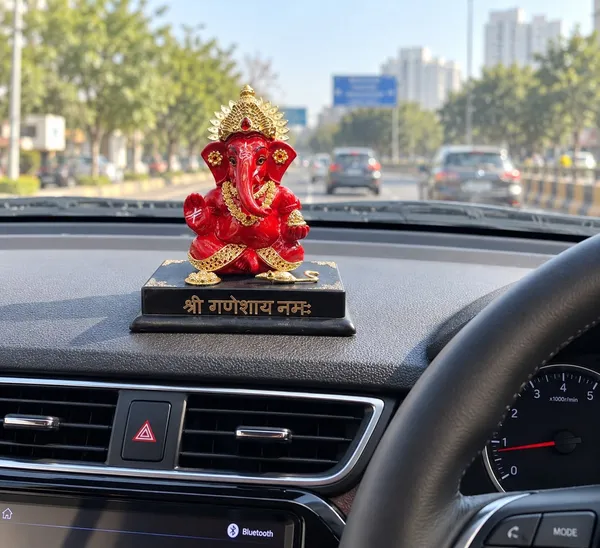 Red_Decorative_Lord_Ganesha_Idol_With_Golden_Detailing