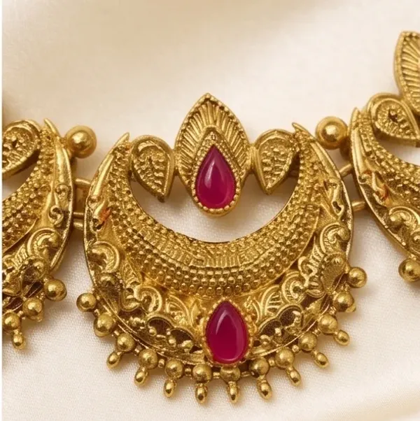 Antique_Gold_Chandbali_Crescent_Necklace_Set_With_Stud_Earrings