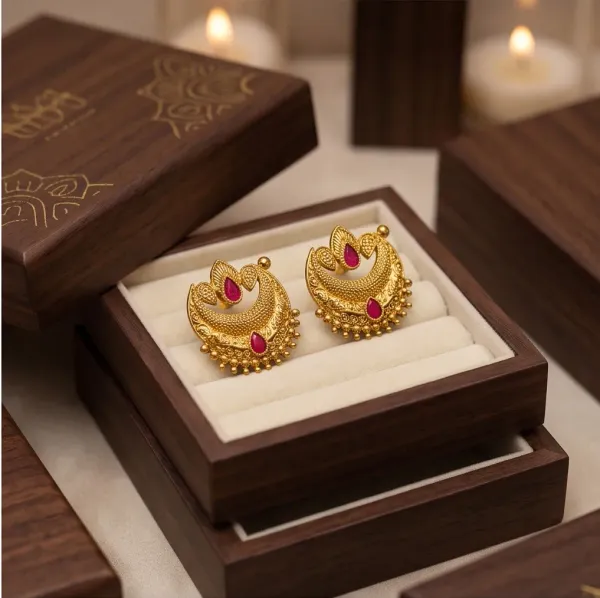 Antique_Gold_Chandbali_Crescent_Necklace_Set_With_Stud_Earrings