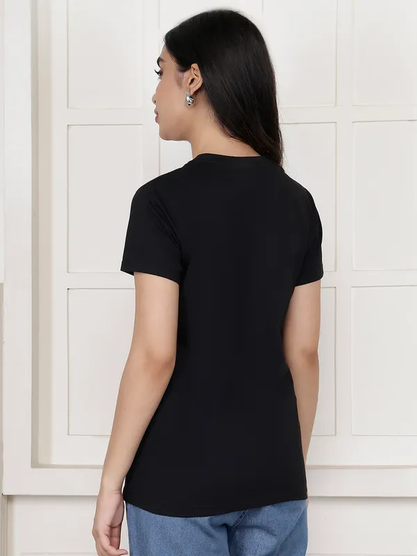 Black_Cotton_Relaxed_Fit_Graphic_T-Shirt_For_Women
