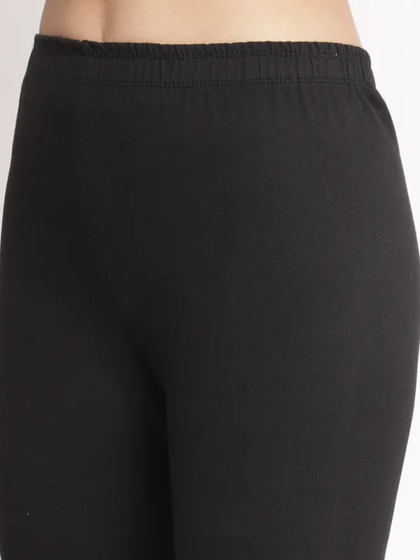 Black_Super_Lycra_Lace_Hem_Capri_Leggings_For_Women