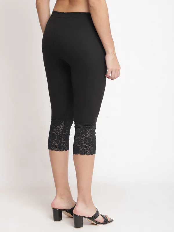 Black_Super_Lycra_Lace_Hem_Capri_Leggings_For_Women