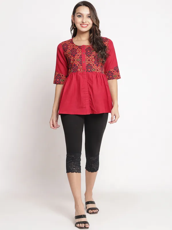Black_Super_Lycra_Lace_Hem_Capri_Leggings_For_Women