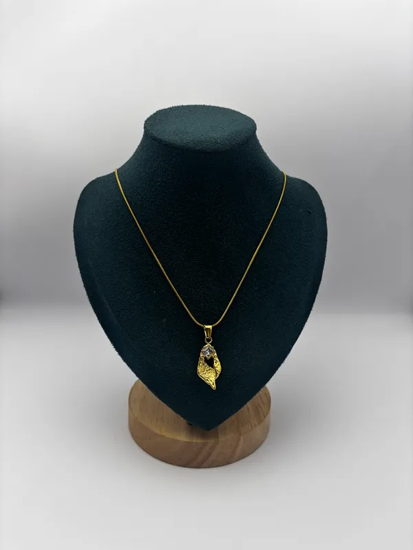 Golden_Leaf_Crystal_Neckchain