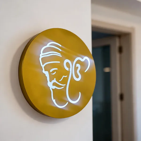 Metal_Decorative_Face_Design_Round_LED_Wall_Light