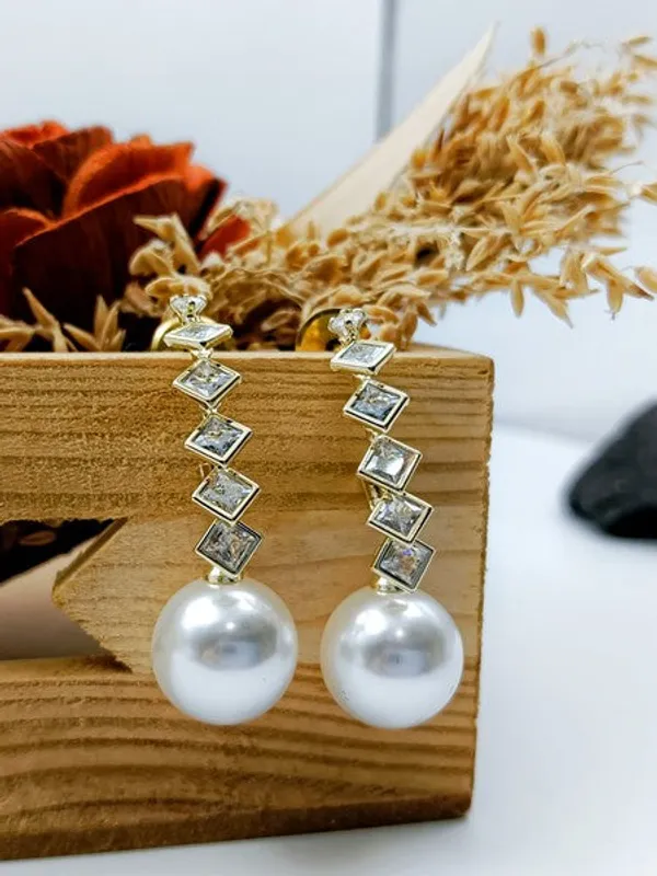 Pearl_Drop_Elegance_Stainless_Steel_Western_Earrings_Gold