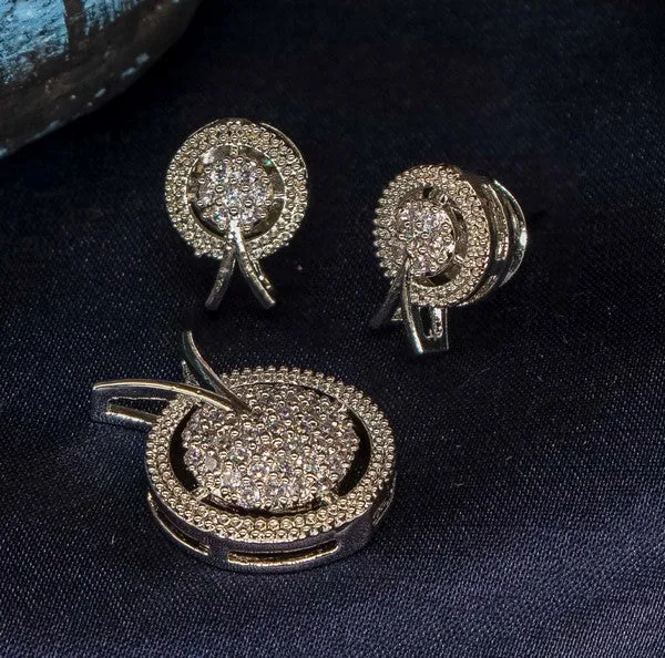 City_Girl_Ad_Brass_Radiant_Noor_Pendant_Set_Silver