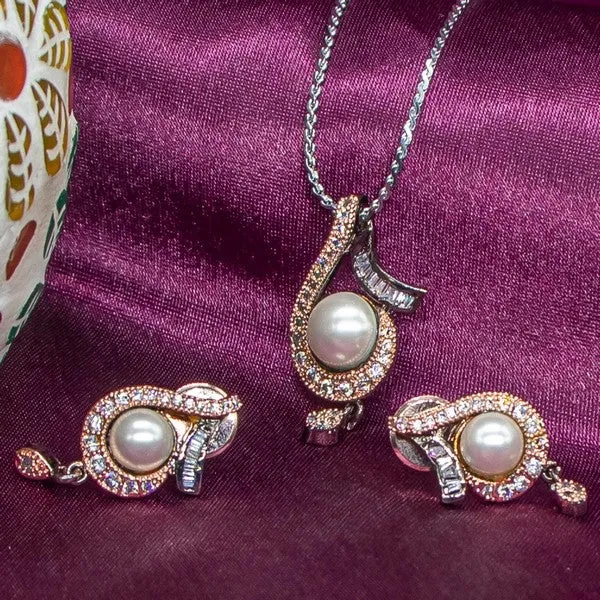 City_Girl_Ad_Brass_Regal_Essence_Pendant_Set_With_Pearl_Rose_Gold