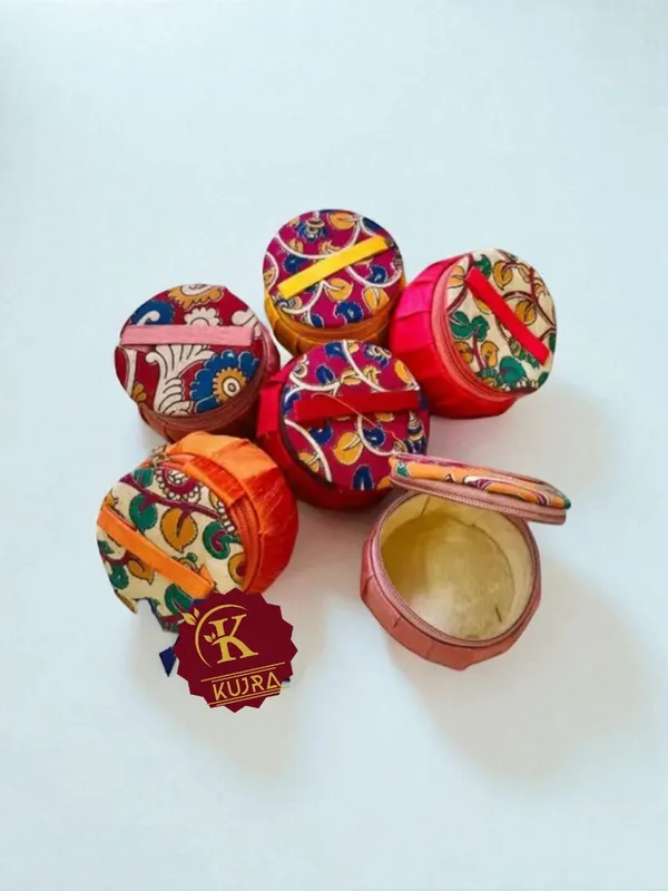 Traditional_Matki_Shape_Kalamkari_Bangle_Box_&_Jewellery_Organiser_for_Women_|_Fabric_Chudi_Storage_Case_with_Zipper_&_Handle_|_Ideal_Wedding,_Mehendi_&_Housewarming_Return_Gifts_(Pack_of_6,_Multicolor)