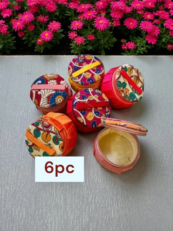 Traditional_Matki_Shape_Kalamkari_Bangle_Box_&_Jewellery_Organiser_for_Women_|_Fabric_Chudi_Storage_Case_with_Zipper_&_Handle_|_Ideal_Wedding,_Mehendi_&_Housewarming_Return_Gifts_(Pack_of_6,_Multicolor)