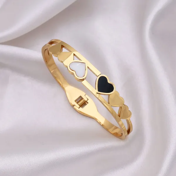 Black_&_White_Heart_Design_Golden_Bracelet