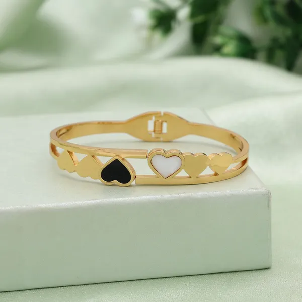 Black_&_White_Heart_Design_Golden_Bracelet